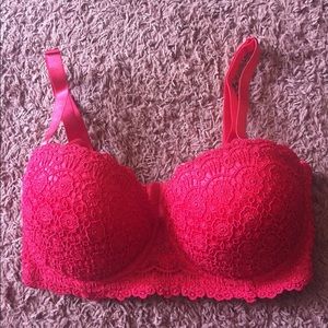 Frederick’s of Hollywood elegant red lace bra